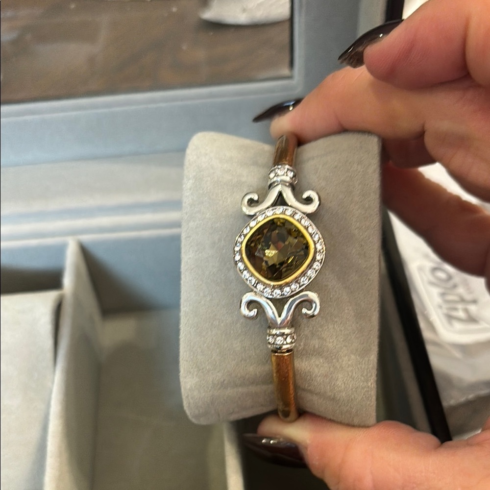 Elegant Gold and Silver Bracelet with Gemstone